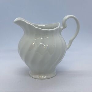 VTG Johnson Bros. Regency White Swirl Creamer Made in England 4.5” H 5.5” W 2003